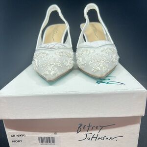 Betsey Johnson Nikki Ivory Lace Bridal Slingback Heels 6.5